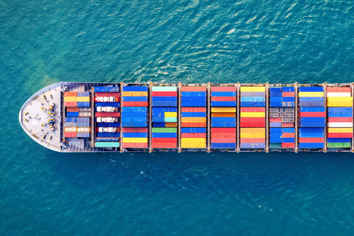 vue-aerienne-du-cargo-porte-conteneurs-en-mer (1) (1)